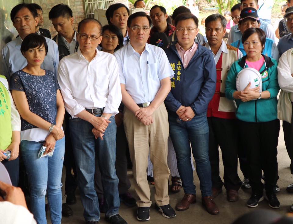 行政院長林全(5)日赴高雄勘察勤和部落災損，高雄市的立委全員到齊關切。 圖:翻攝自劉世芳臉書