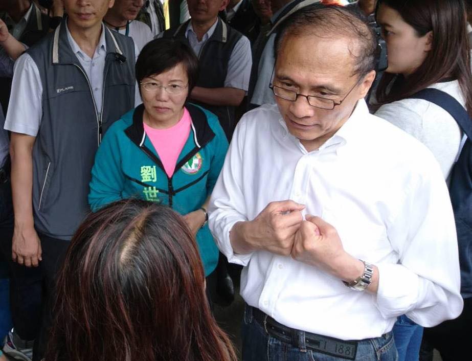 陪同勘災的劉世芳因而向行政院長林全提出建議，她強調，山區除了農產運疏銷售交通阻斷外，有關農田沖毀流失也必須重視。 圖:翻攝自劉世芳臉書