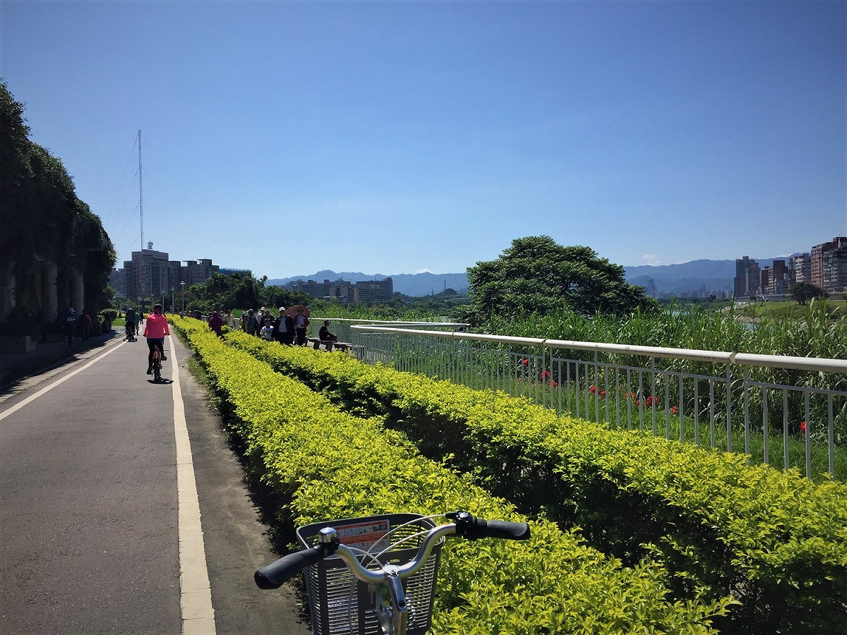 今日（6）台灣位在暖氣團內，所以西半部多雲時晴，屬於天氣悶熱的天氣型態。 圖：任安華/攝