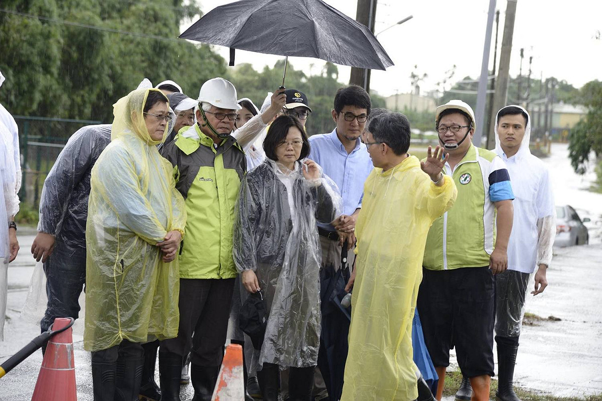 雲林縣長李進勇陪同蔡英文總統視察雲林災損情況與復原工作，李進勇也向蔡總統建言，農業災損現金救助「從寬從速」。 圖:翻攝自李進勇臉書