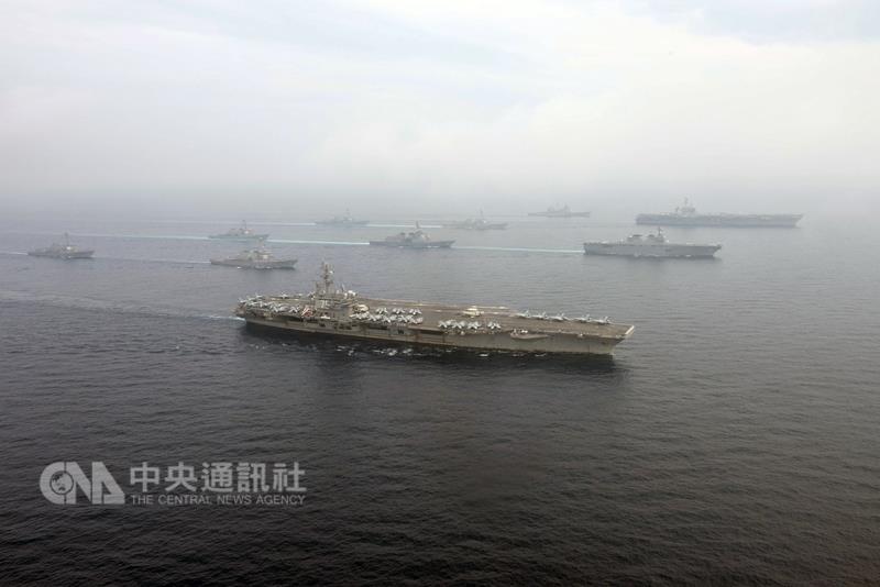 在日本海進行聯合軍演的兩艘美國航空母艦，演習結束 已離開日本海。圖為卡爾文森號航空母艦（USS Carl Vinson CVN-70）打擊群演習時的畫面。 （取自美國海軍官網） 圖:中央社