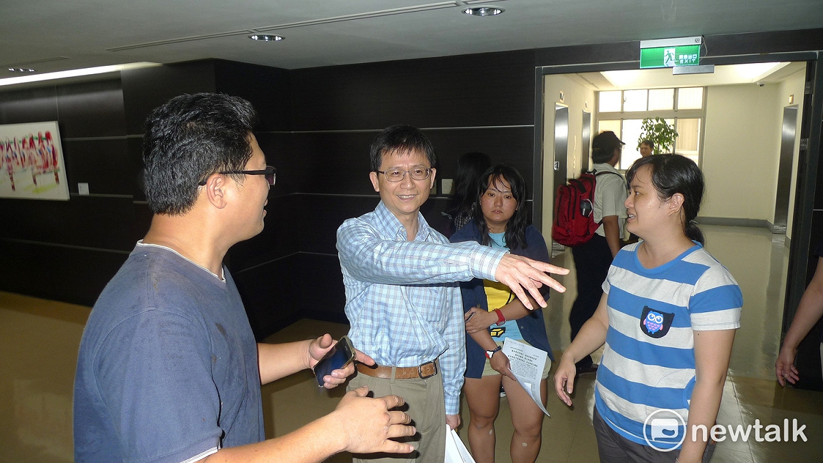 詹順貴離席後，部分環保團體成員出面緩頰與慰留。 圖：汪少凡／攝