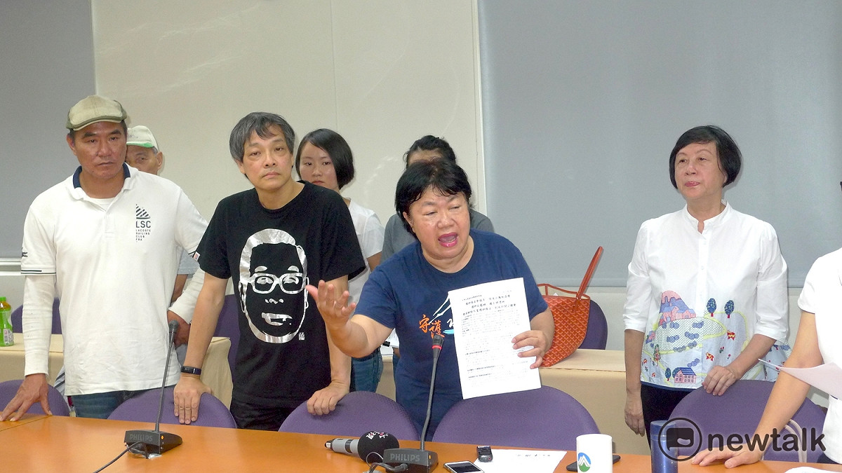 水資源保育聯盟粘麗玉主任說，她只是想說整篇新聞稿都沒有提到「圖利財團」四個字，詹順貴就發火，不知道「與街頭站在一起的律師」為什麼會變成這樣。 圖：汪少凡／攝