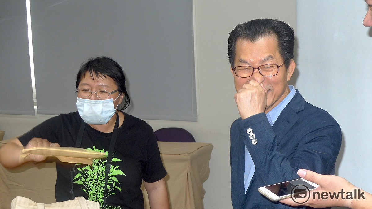 環保署長李應元散會後半小時回到公聽會現場，卻遭嗆「署長下台就好！」 圖：汪少凡／攝