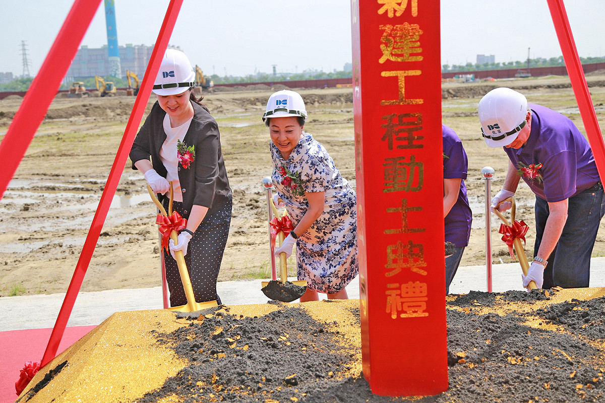 醫療電動手術刀大廠「廣興健股份有限公司」今 (6) 日上午在馬稠後園區內舉辦新建廠房動土典禮，嘉義縣長張花冠祭拜動土。 圖 : 嘉義縣政府/提供