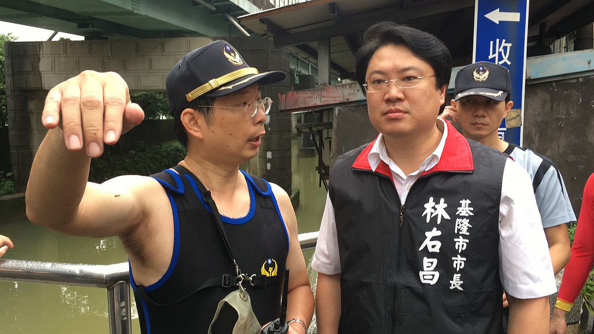 暴雨重創基隆，網路謠傳基市府不關心各區災情，基隆市長林右昌（右）鄭重澄清。 圖：基隆市政府/提供