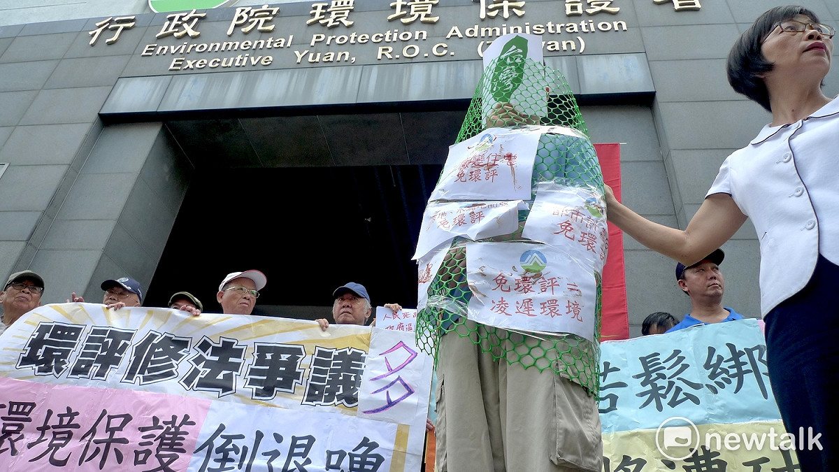 環保團體擔憂，這次環評修法將讓「都市計畫土地」內各種開發「免環評」，包含「水庫集水區」、「山坡地」的開發。 圖：汪少凡／攝