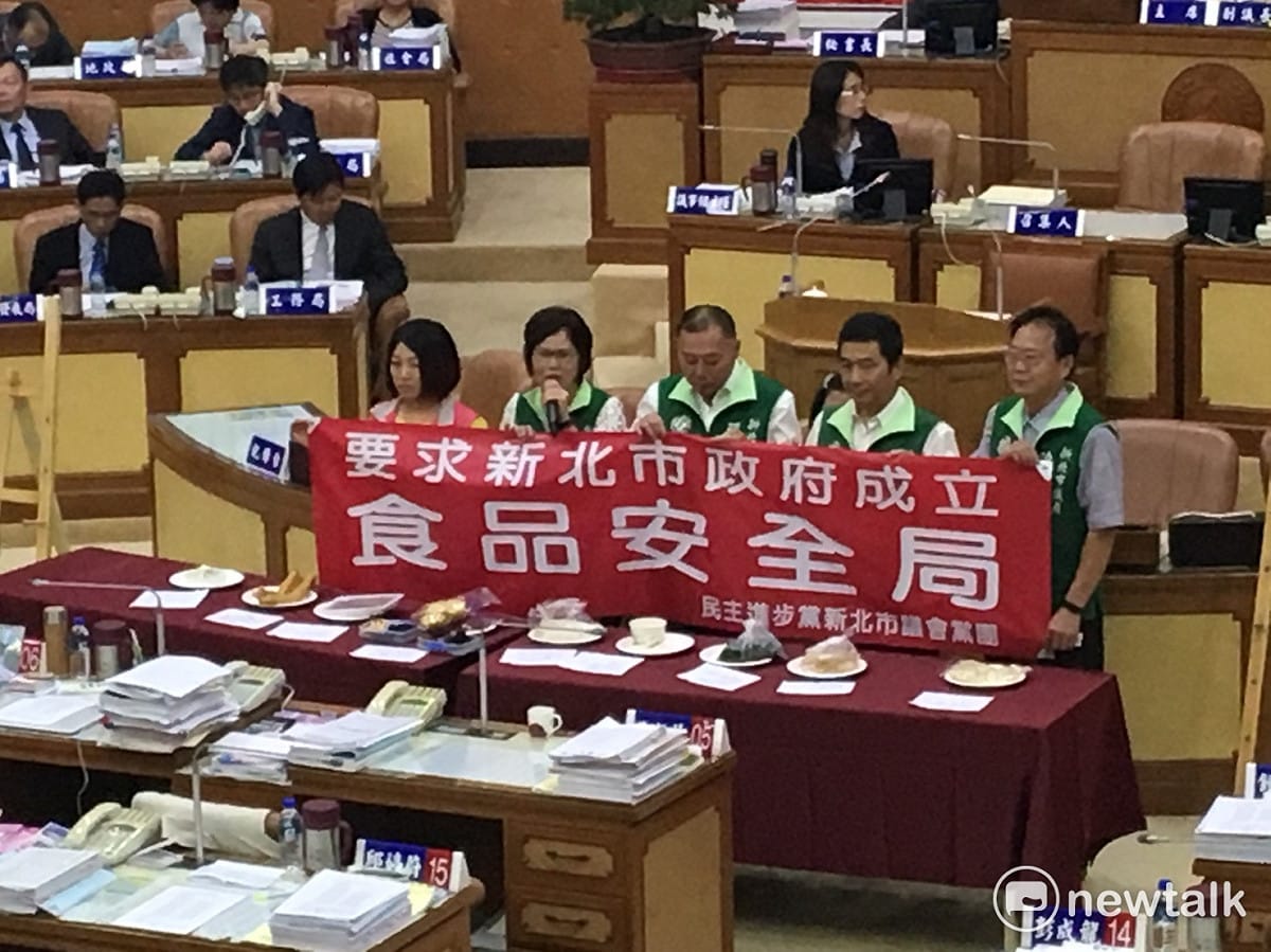 新北市議會民進黨團要求新北市政府成立「食品安全局」。 圖：鍾孟軒/攝