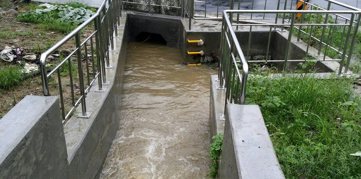 大里溪南地區包括塗城及瑞城社區存在長年淹水問題，對此，水利局決定採用高、低地分流排水方案，新闢美群路雨水下水道番仔寮排水順暢(光明路至美群橋段)，其管徑達2.4M，相較原排水量增大6倍，並以彎曲推進工法施工，避免影響交通，大幅降低當地生活衝擊。 圖:台中市水利局提供
