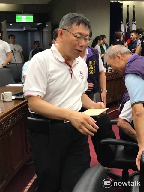 台北市長柯文哲與里長握手致意。 圖：周煊惠/攝