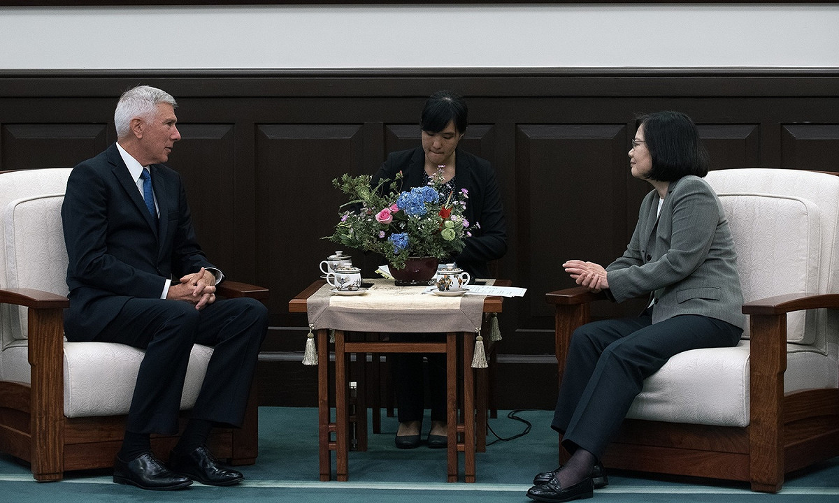 總統蔡英文7日接見前美軍太平洋司令洛克里爾上將（Admiral Samuel Locklear）。 圖：總統府提供