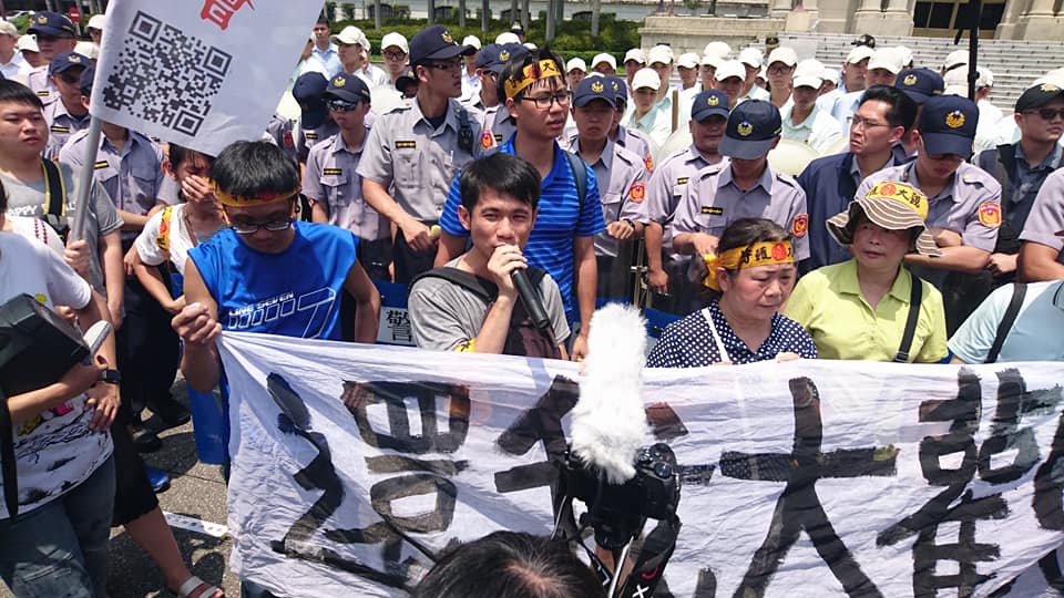 大觀事件自救會7日赴總統府陳抗，苦候未果後自救會成員十數人衝向重慶南路馬路中央，被警方以盾牌圍住並抬離。 圖：大觀事件自救會提供