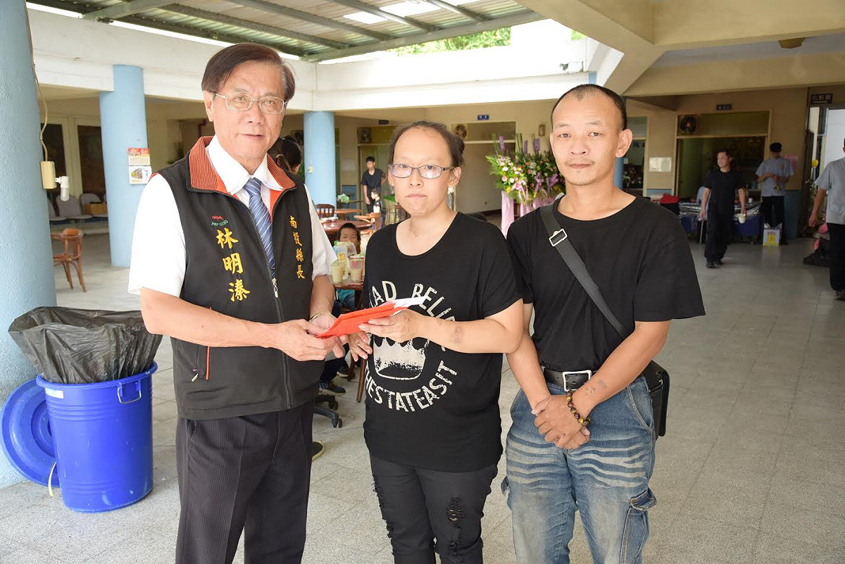 南投縣長林明溱今（8）日上午在社會及勞動處長林俊梧的陪同下，前往名間鄉殯儀館慰問集集鎮民交通事故傷亡家屬，並核發8萬元慰問金，表達縣府的關心。 圖：南投縣政府提供