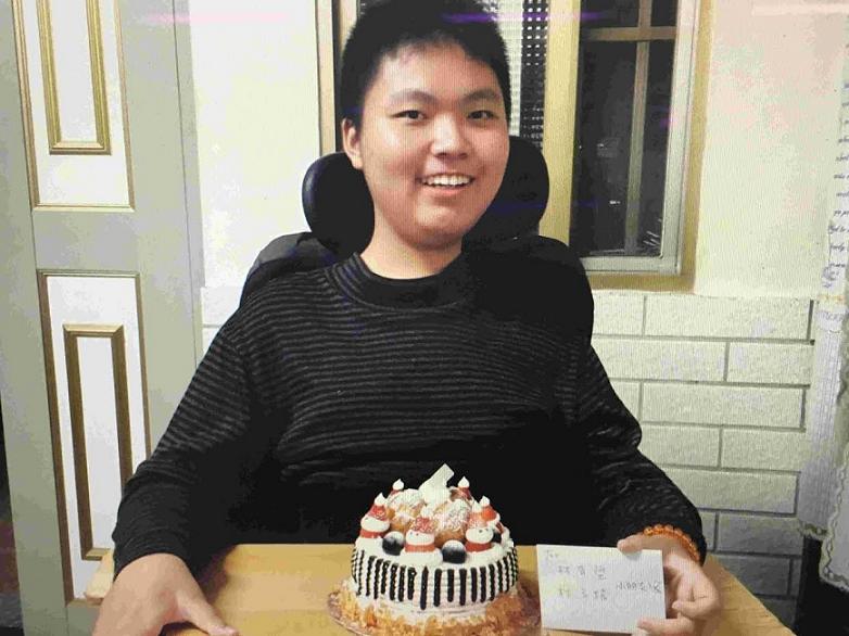 林育陞罹患積水型肌肉萎縮症，平日輪椅代步，雖患重病，但韌性堅強。 圖:教育部提供