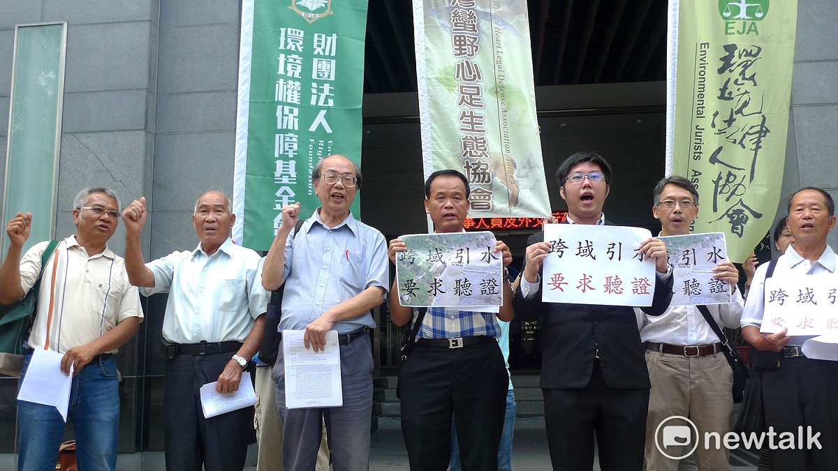 「大安大甲溪水元聯合運用輸水工程」8日於環保署展開二階環評審查，里長、農民北上表達「反對與農民搶水」訴求。 圖：汪少凡/攝