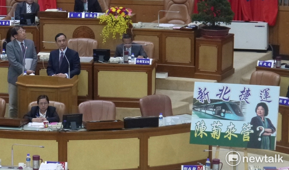 新北市議會民進黨團質疑，淡海輕軌為何要由高雄捷運來代為操作營運。 圖：鍾孟軒/攝