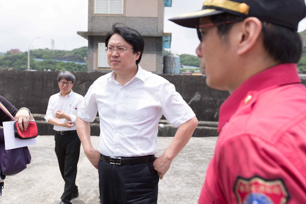 基隆市長林右昌今(8)日前往外木山漁港關心搜救進度，並感謝消防弟兄們的辛苦。 圖:基隆市政府提供