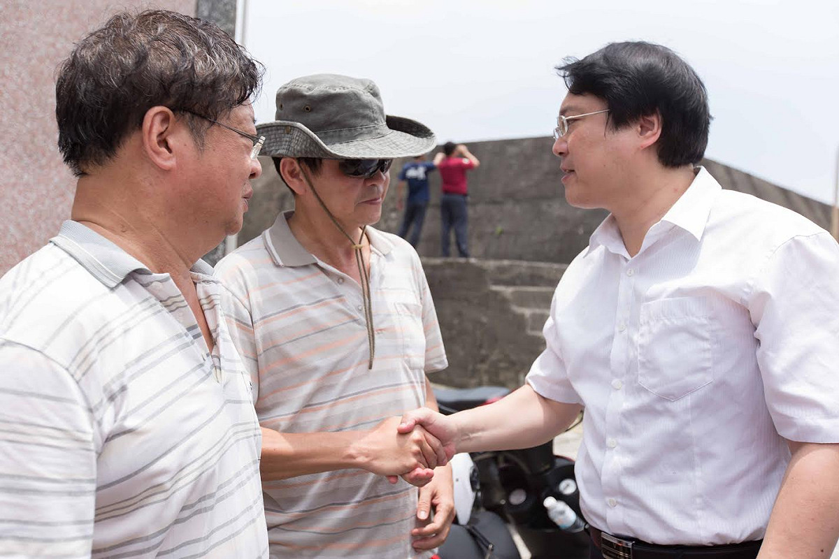 基隆市長林右昌今(8)日前往外木山漁港關心搜救進度，並感謝消防弟兄們的辛苦。 圖:基隆市政府提供