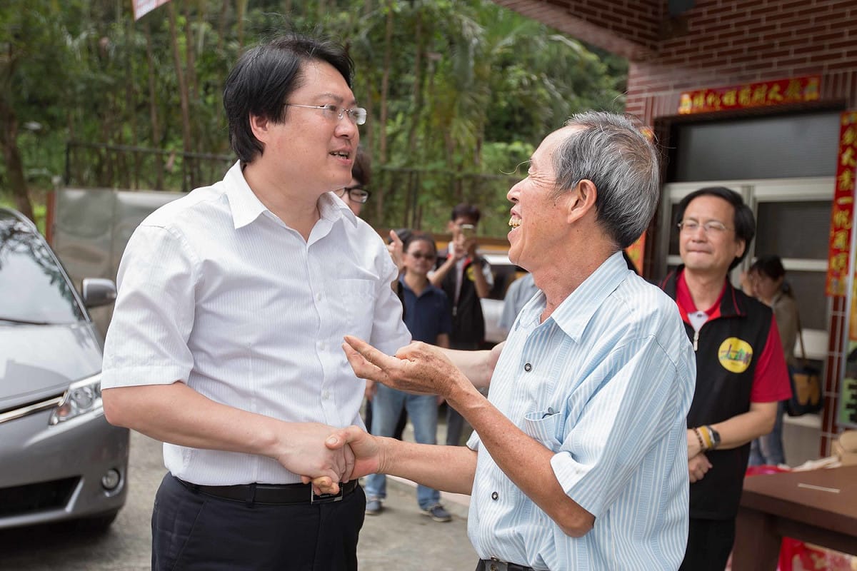 基隆市長林右昌視察暴雨受災農戶，詢問受災戶金明昌鹿園負責人張清波災況。 基隆市政府提供
