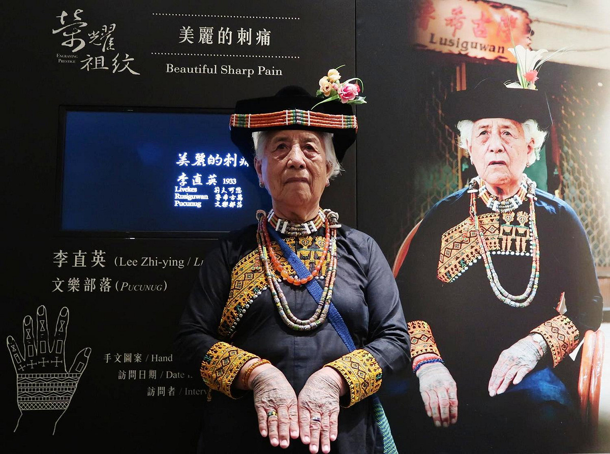 屏東縣政府文化處8日舉辦來義鄉排灣手文展，84歲的手文耆老李直英也共襄盛舉。 屏東縣政府提供