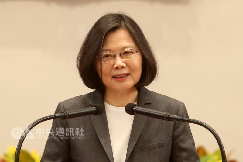 總統蔡英文下午3時在總統府與立法院經濟、財政兩個委員會立委茶敘，蔡英文總統建議行政團隊要加強溝通，總統也要求行政首長在立院臨時會期間，除國際會議非去不可，一般性的考察盡量減少、不要出國。
 圖:中央社