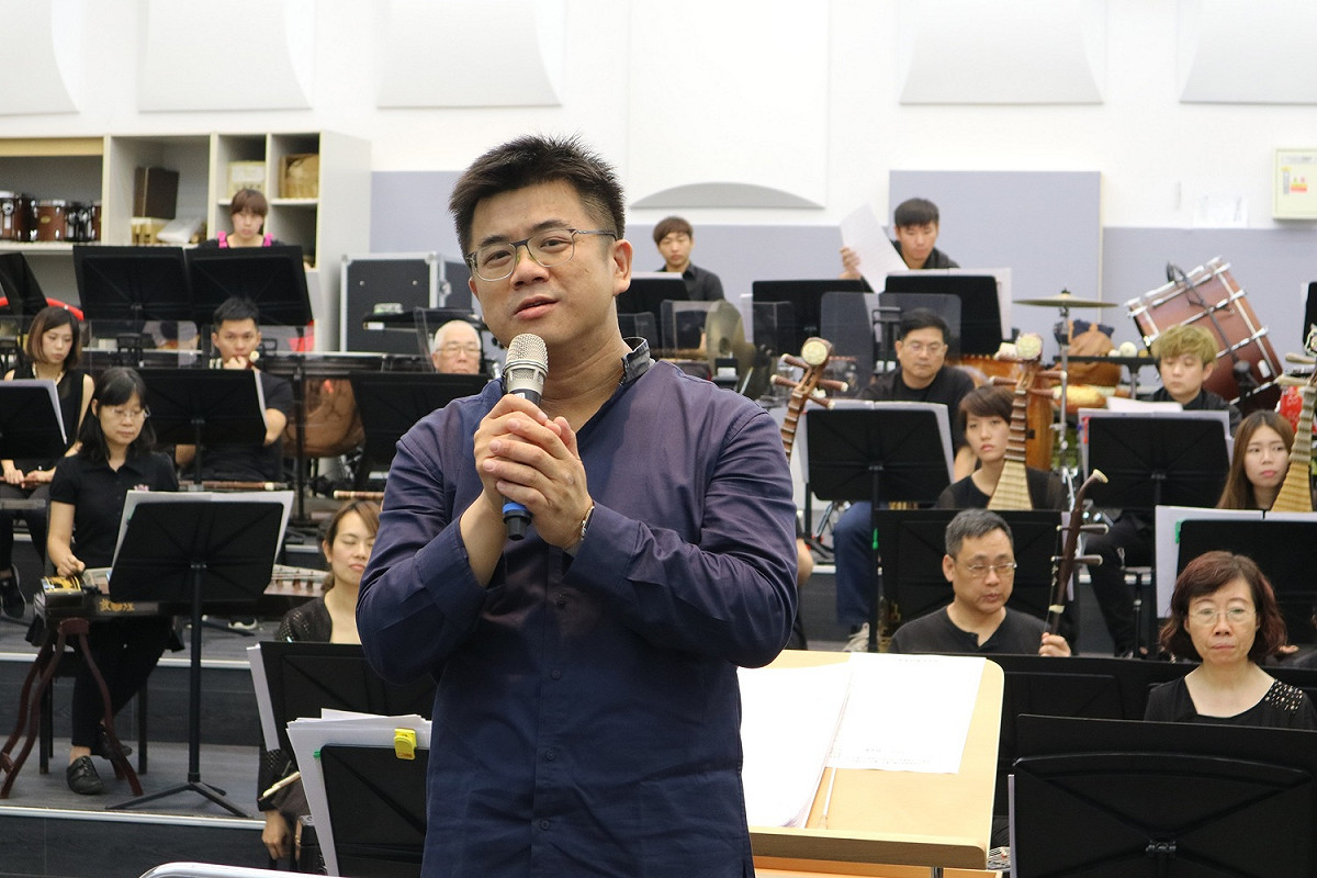 指揮家黃光佑闡述《風獅爺傳奇》樂曲內容與創作緣起。 圖：臺灣國樂團/提供