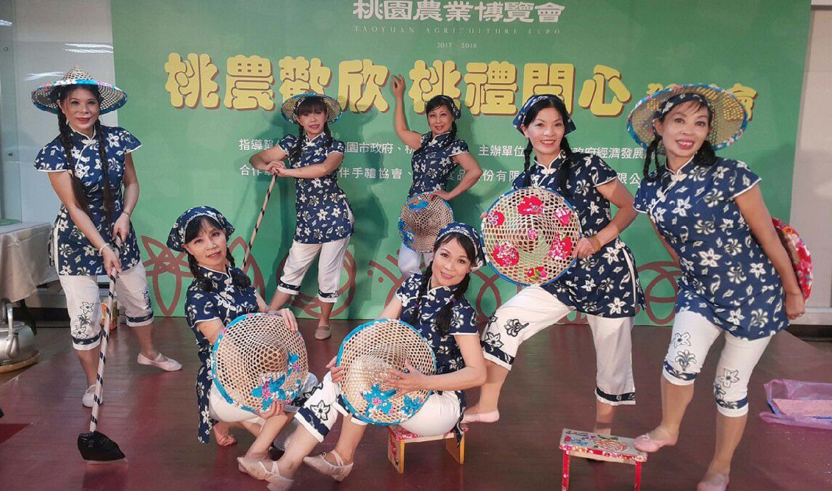 百合舞蹈藝術團的團員均非專業舞者，演出依舊精湛 圖：桃園市政府藝設中心提供