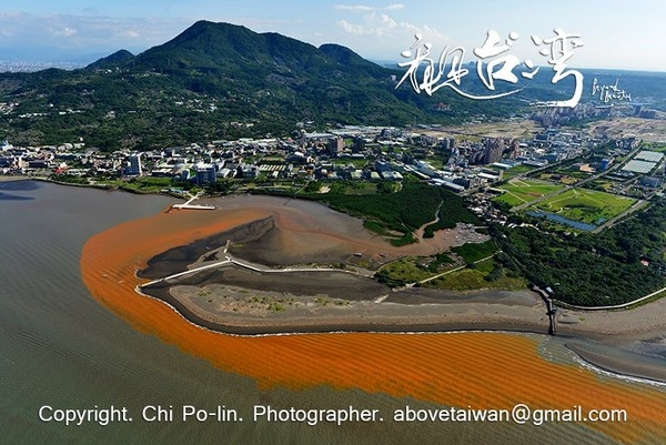 環保署擬修水污染防治法，除了禁止廢水注入地下水體外，也將強化刑責罰金跟刑度，若法人或自然人排放污水超過放流水標準等而致人於死，最高可罰新台幣30億元。圖為看見台灣齊伯林2014年空拍高雄後勁溪遭日月光排放汙水染橘的溪水。資料照片 圖:台灣阿布公司提供(資料照片)