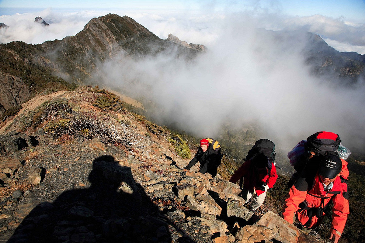 山嵐環繞南湖大山，伴隨登山者腳步前進。 圖：桃園市政府／提供