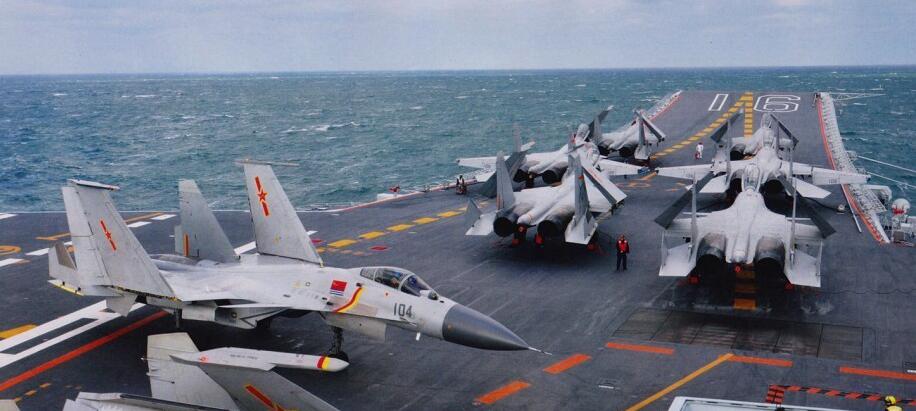 據中國媒體今(9)日報導，共軍的13架「殲-15艦載機」同時現身遼寧艦的照片曝光。 圖：翻攝自人民網