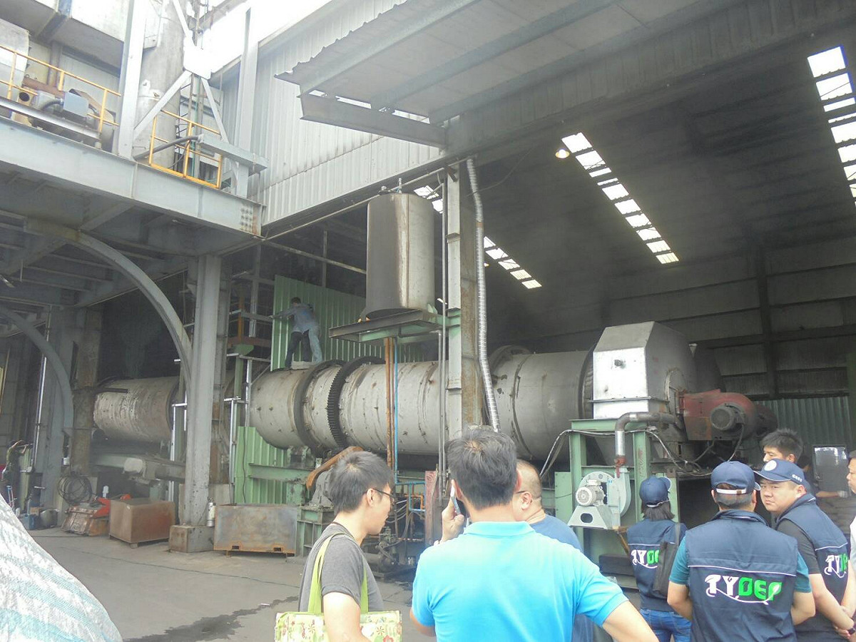 為降低空氣汙染，桃園市針對鋼鐵冶煉及石化業進行連續自動監測設施(CEMS)檢查，加強柴油車路邊攔查及目視判煙作業。 圖 : 桃園市政府/提供
