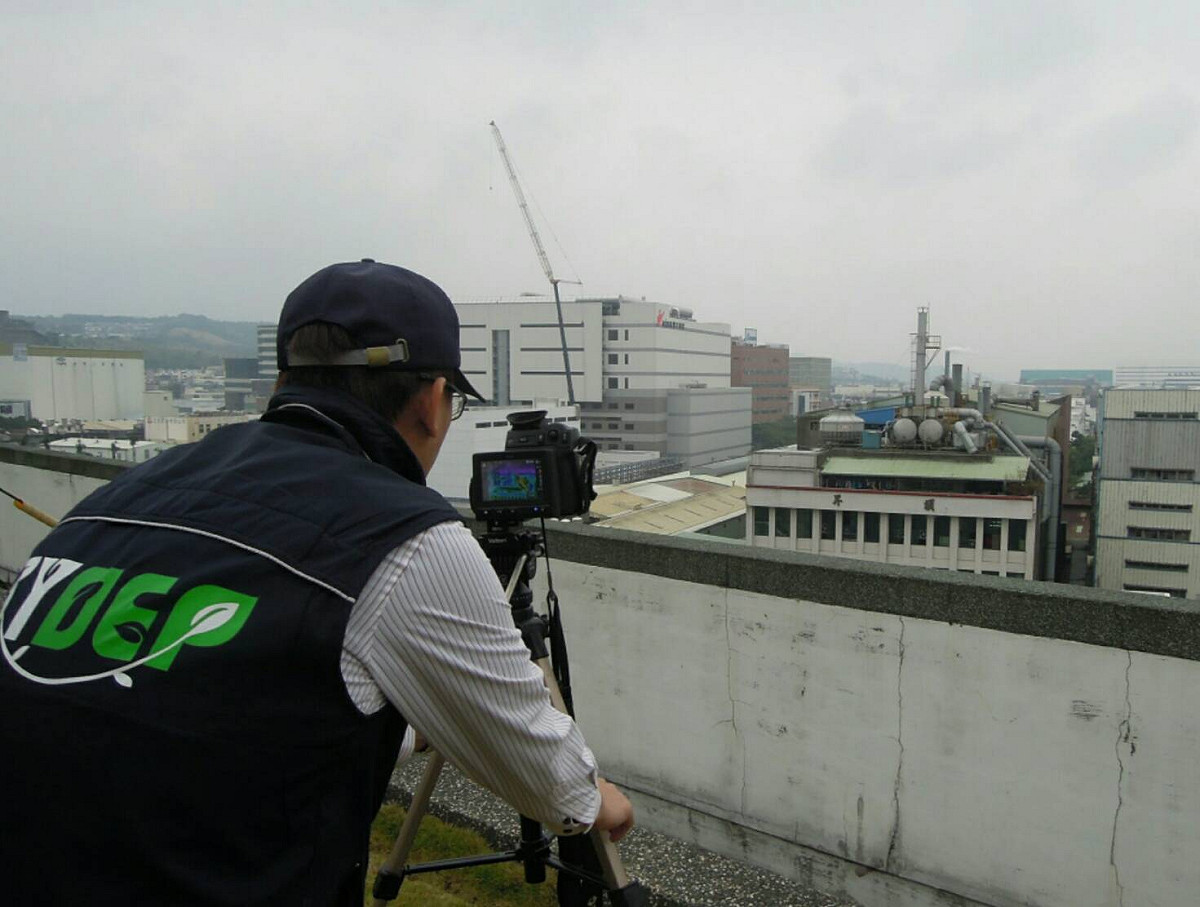 為降低空氣汙染，桃園市針對鋼鐵冶煉及石化業進行連續自動監測設施(CEMS)檢查，加強柴油車路邊攔查及目視判煙作業。 圖 : 桃園市政府/提供