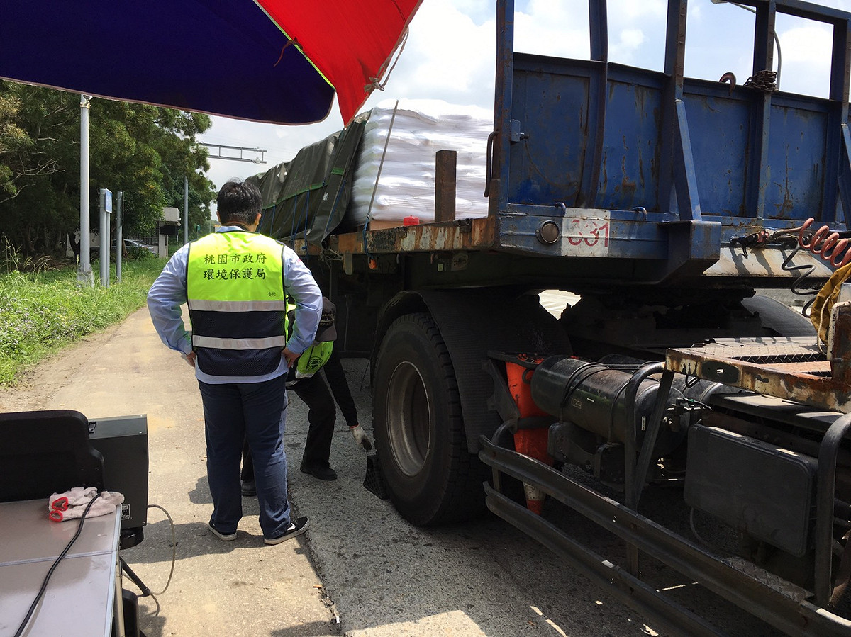 桃園市政府加強柴油車路邊攔查頻率。 圖 : 桃園市政府/提供