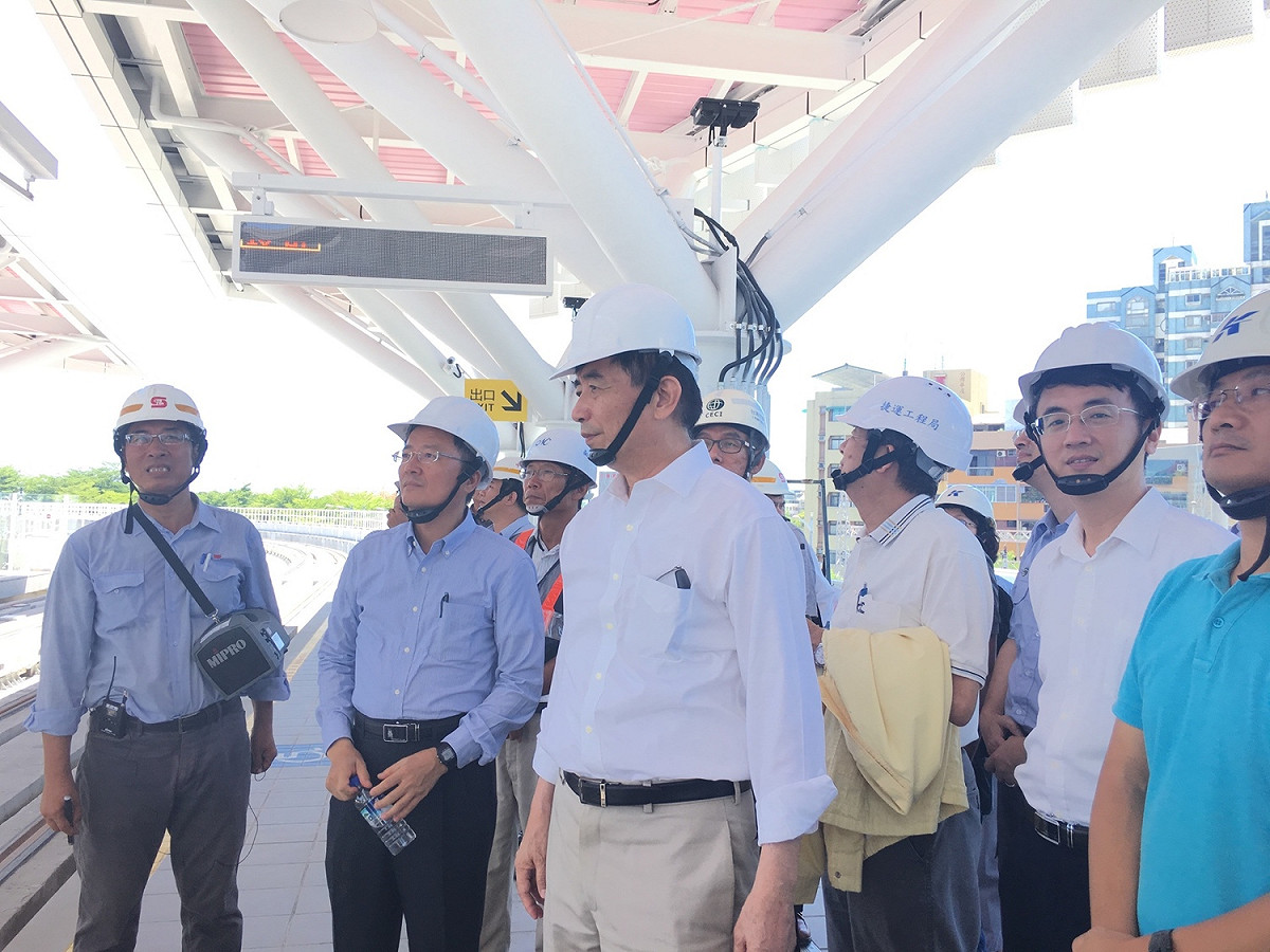 行政院公共工程委員會主委吳宏謀今（9）日在高雄市政府捷運工程局吳局長義隆等人陪同下訪視高雄環狀輕軌計畫，實地瞭解施工現況。 圖 : 工程會/提供