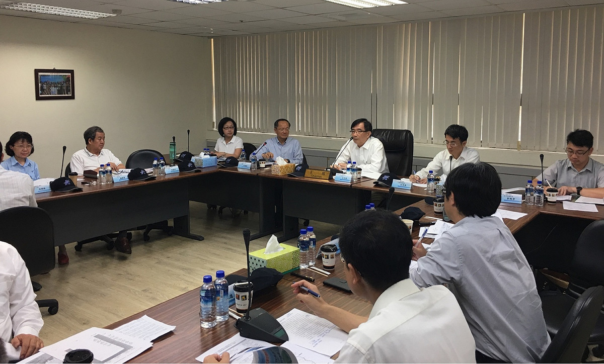 行政院公共工程委員會主委吳宏謀今（9）日在高雄市政府捷運工程局吳局長義隆等人陪同下訪視高雄環狀輕軌計畫，實地瞭解施工現況。 圖 : 工程會/提供