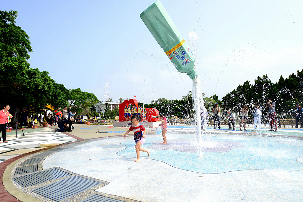 苗栗台鹽通霄親水公園具有冷、熱兩種戲水設施，可供民眾選擇 圖：苗栗縣政府提供