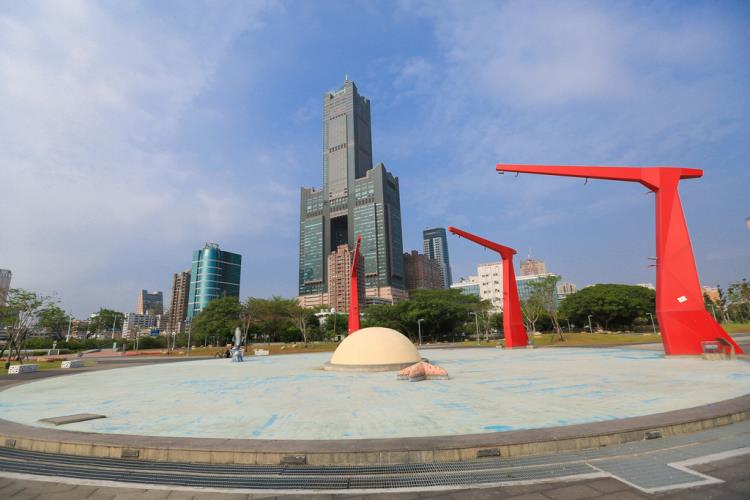 高雄星光水岸公園有35M親子戲水池，附近還有許多休閒設施 圖：高雄旅遊網提供