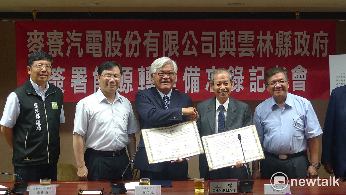 經濟部長李世光9日受訪時表示，MOU與審查兩部份是分開的；但也說台塑展現從燃煤轉燃氣的決心，「希望禮拜天的十張電業執照順利通過。」 圖：汪少凡/攝