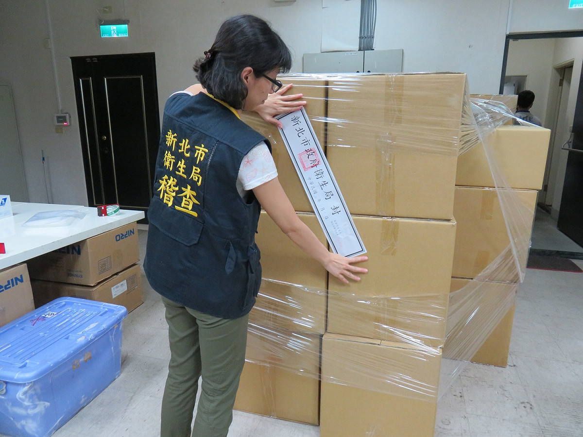 新北市衛生局查獲瑪旺公司非法分裝抗凝血劑。 圖：新北市衛生局/提供