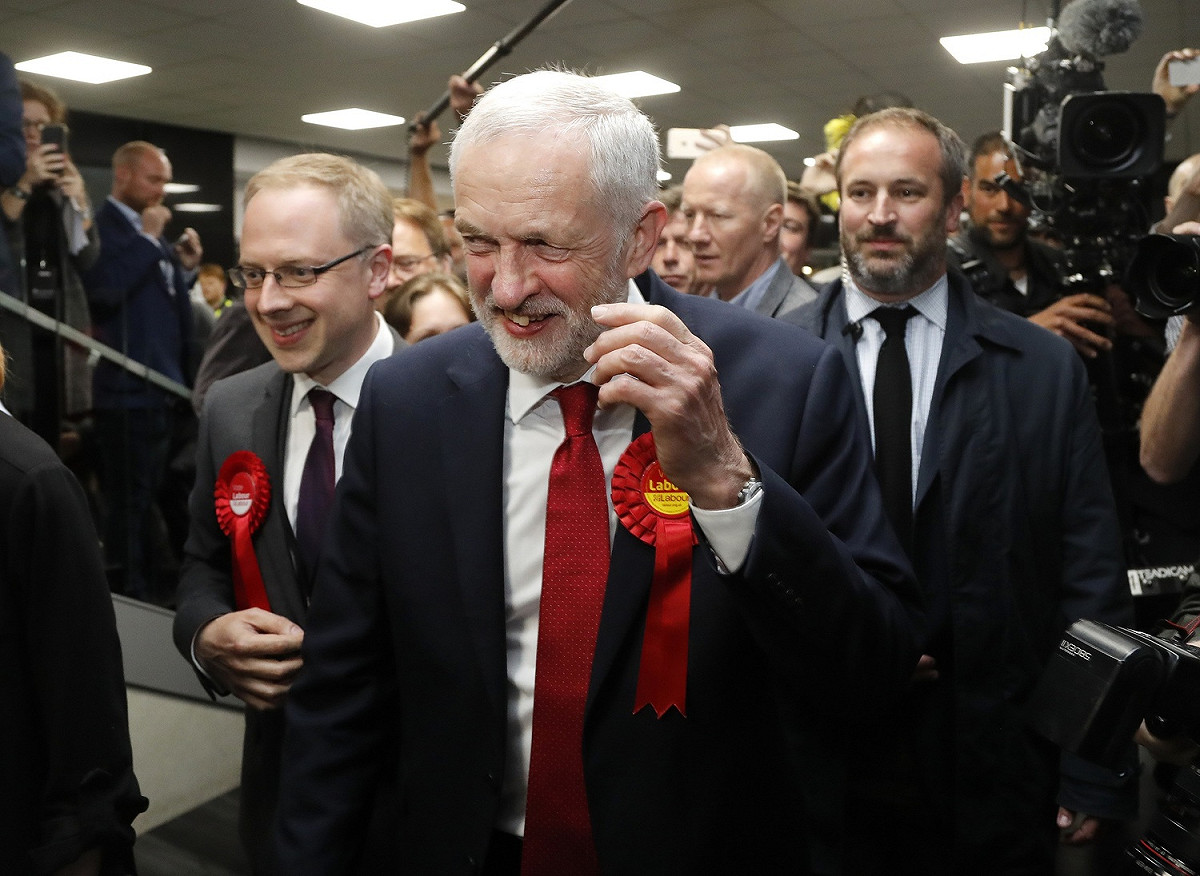 英國工黨領袖柯比恩高興的宣布工黨這次在英國國會大選的斬獲。 圖 : 達志影像 / 美聯社