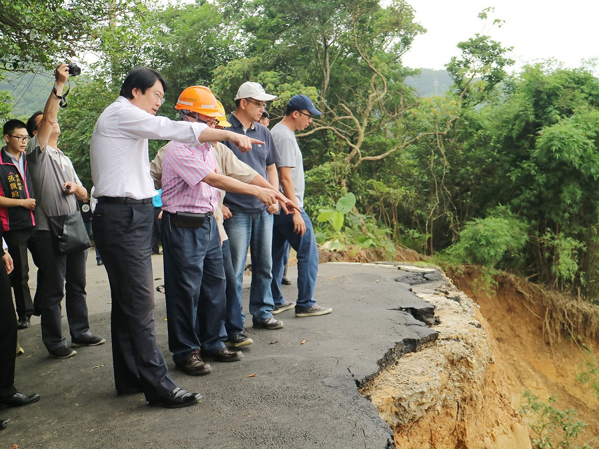 基隆市長林右昌今 (9) 日午後視察中山區德安路坍塌狀況，並請工務單位釐清相關責任，盼儘早恢復道路通行。 圖 : 基隆市政府/ 提供