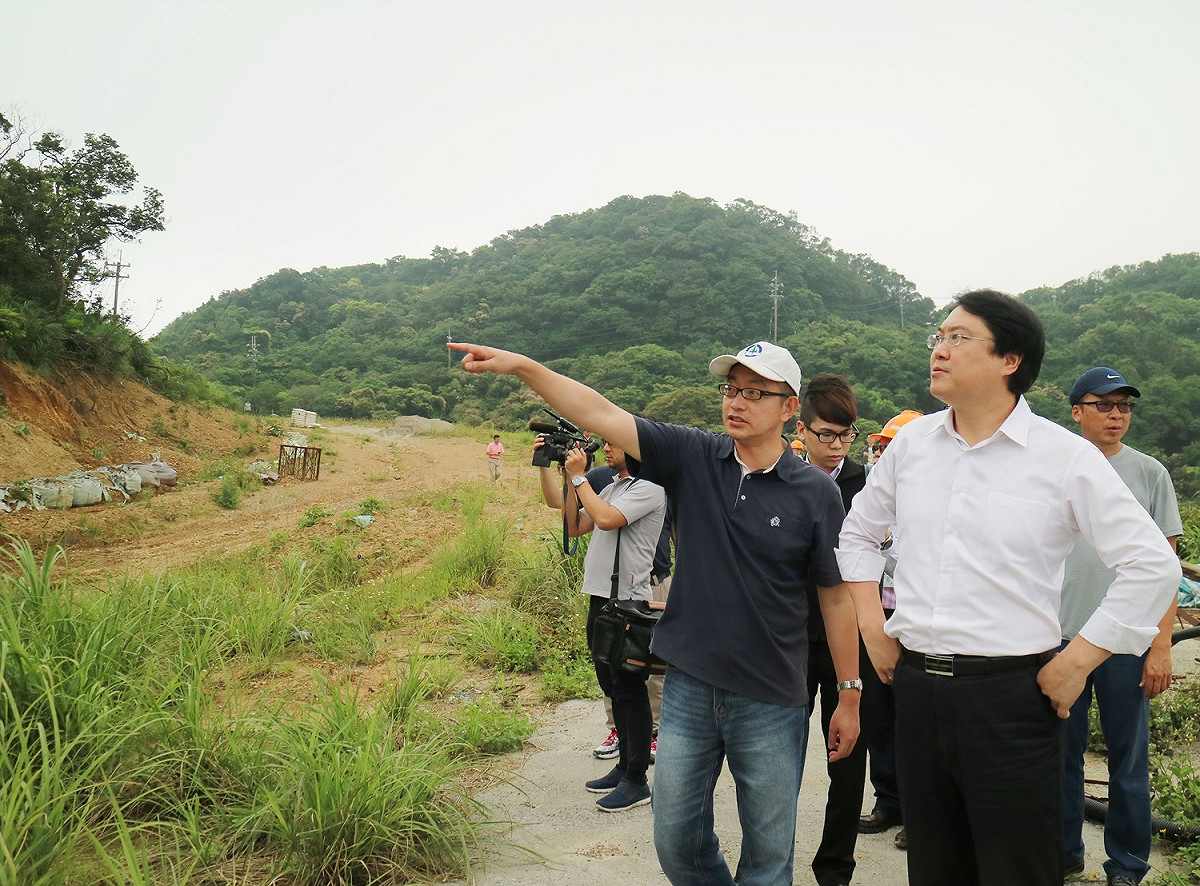 基隆市長林右昌今 (9) 日午後視察中山區德安路坍塌狀況，並請工務單位釐清相關責任，盼儘早恢復道路通行。 圖 : 基隆市政府/ 提供