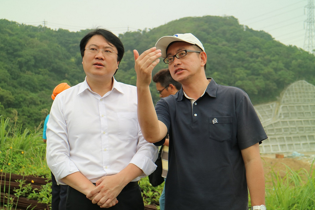 基隆市長林右昌今 (9) 日午後視察中山區德安路坍塌狀況，並請工務單位釐清相關責任，盼儘早恢復道路通行。 圖 : 基隆市政府/ 提供