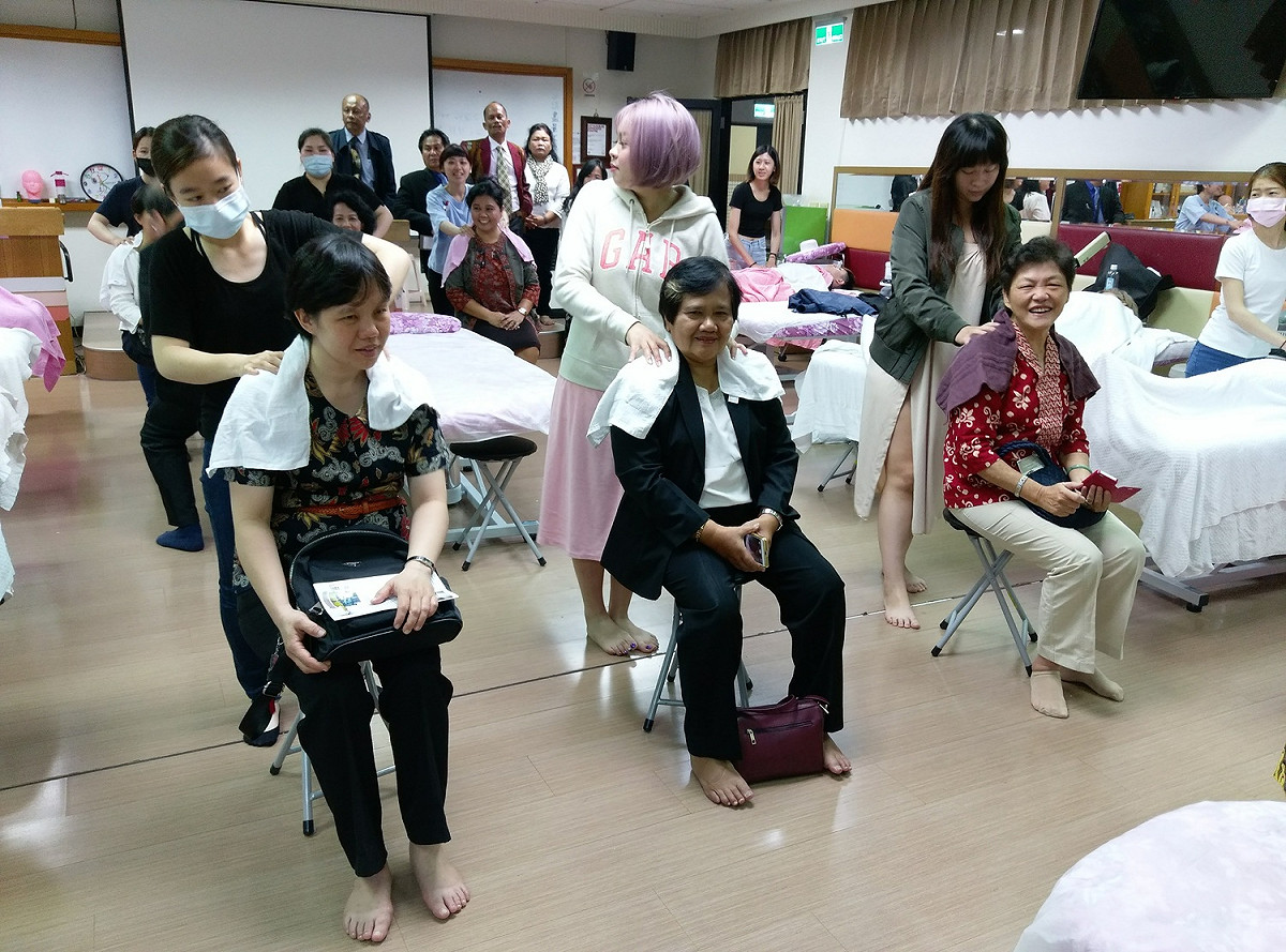 嘉南藥理大學美容系學生為印尼高中校長展示專業按摩技巧。 圖：教育部/提供