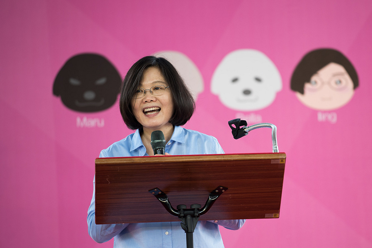 海巡署10日在基隆舉行「世界海洋日活動暨海安九號演習」，總統蔡英文親自前往主持並頒獎，她表示，台灣是海洋國家，守護海洋，就是守護國家安全， 圖 ：總統府／提供