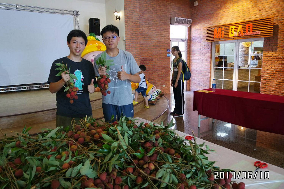 鳳中電競社長陳寬育表示，以前曾經跟著家人參加過一日農夫，體驗過農村很棒的地方，但把電競跟農業結合，不但創新，而且同學們對這幾次活動，都相當感興趣，甚至在網路媒體，引起熱烈討論。 圖：農業局／提供