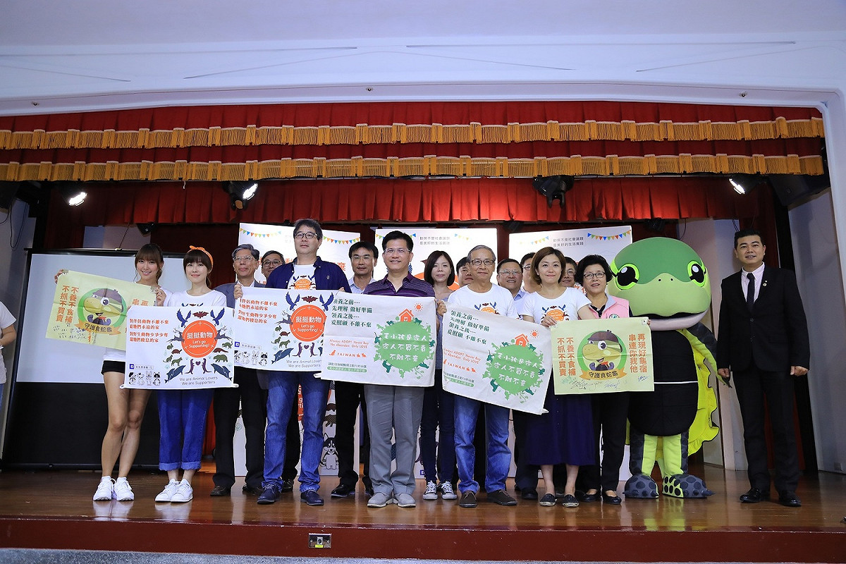 去年齊柏林曾至台中，與台中市長林佳龍共同出席挺挺動物生活節記者會，呼籲透過生活實踐保育動物。 圖 : 台中市政府/提供