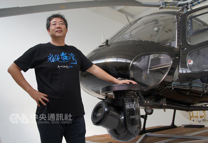 看見台灣」導演齊柏林，過去曾在交通部任職，熱愛攝影的他，以「鳥的視野」紀錄台灣土地的美麗與哀愁，上映獲獎無數，10日卻在空勘續集時墜機身亡，如今民眾僅能以影追憶。 圖:中央社
