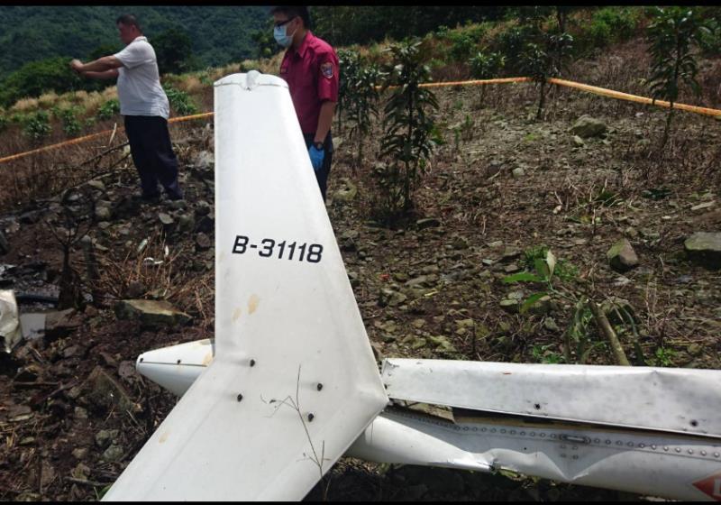 凌天航空直升機一架載送「看見台灣」導演齊柏林10日在花蓮執行空拍任務時墜毀，齊柏林及其助集理陳冠齊，張姓駕駛，不幸罹難。 圖:花蓮縣消防局提供