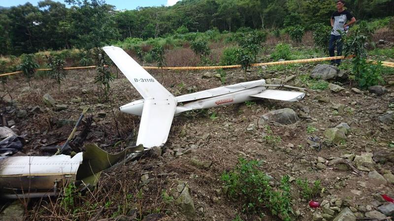凌天航空直升機一架載送「看見台灣」導演齊柏林10日在花蓮執行空拍任務時墜毀，齊柏林及其助集理陳冠齊，張姓駕駛，不幸罹難。 圖:花蓮縣消防局提供